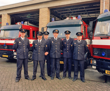 840253 Groepsportret van zes personeelsleden van de Brandweer Nieuwegein, bij de brandweerkazerne Nieuwegein-Noord ...